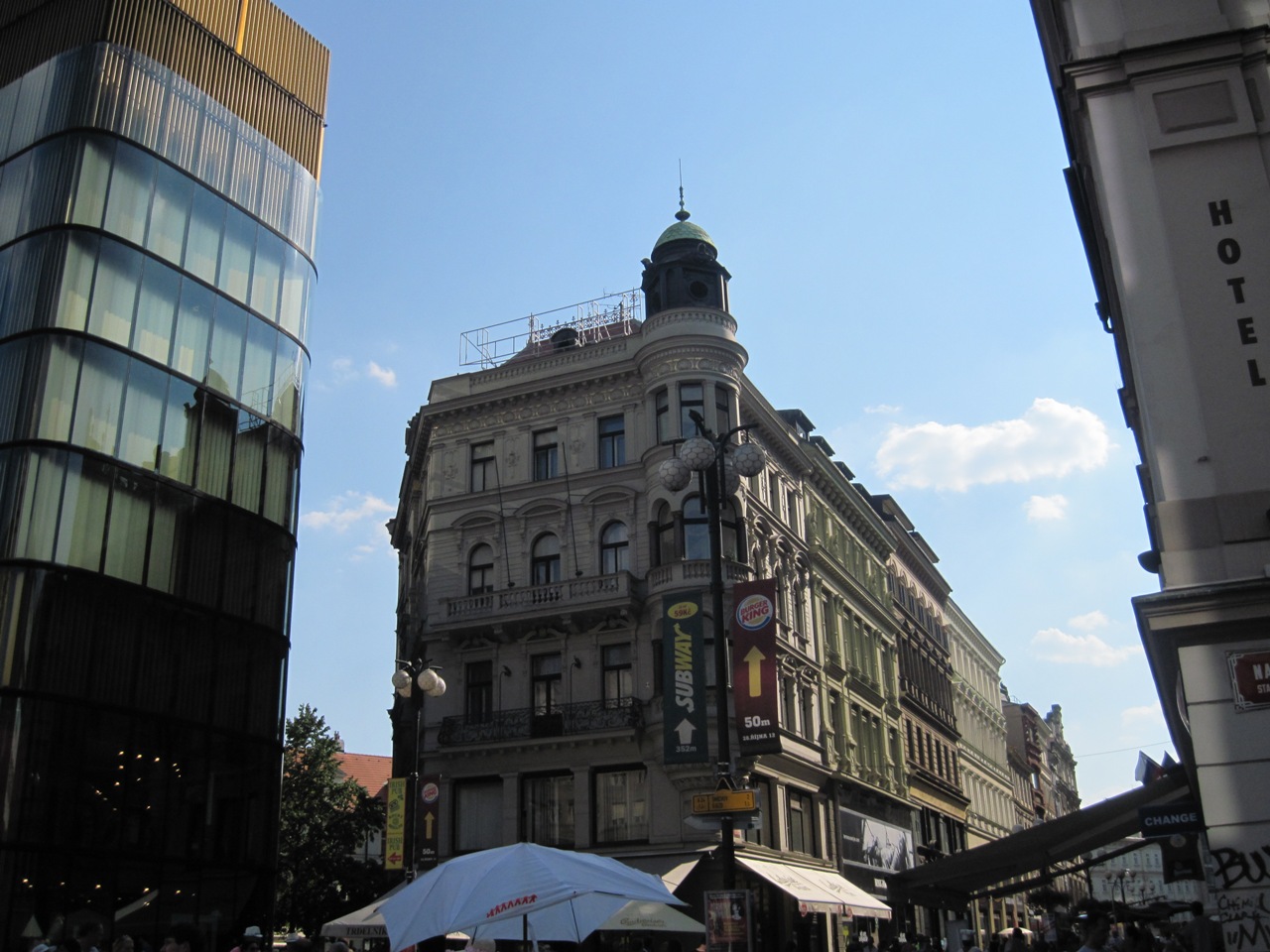 19-Praga-Altra strada con grandi palazzi